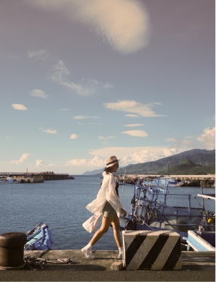 旅途中走過港口的身影，象徵生活中的感受與移動