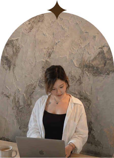 Kate 正在使用筆電工作
